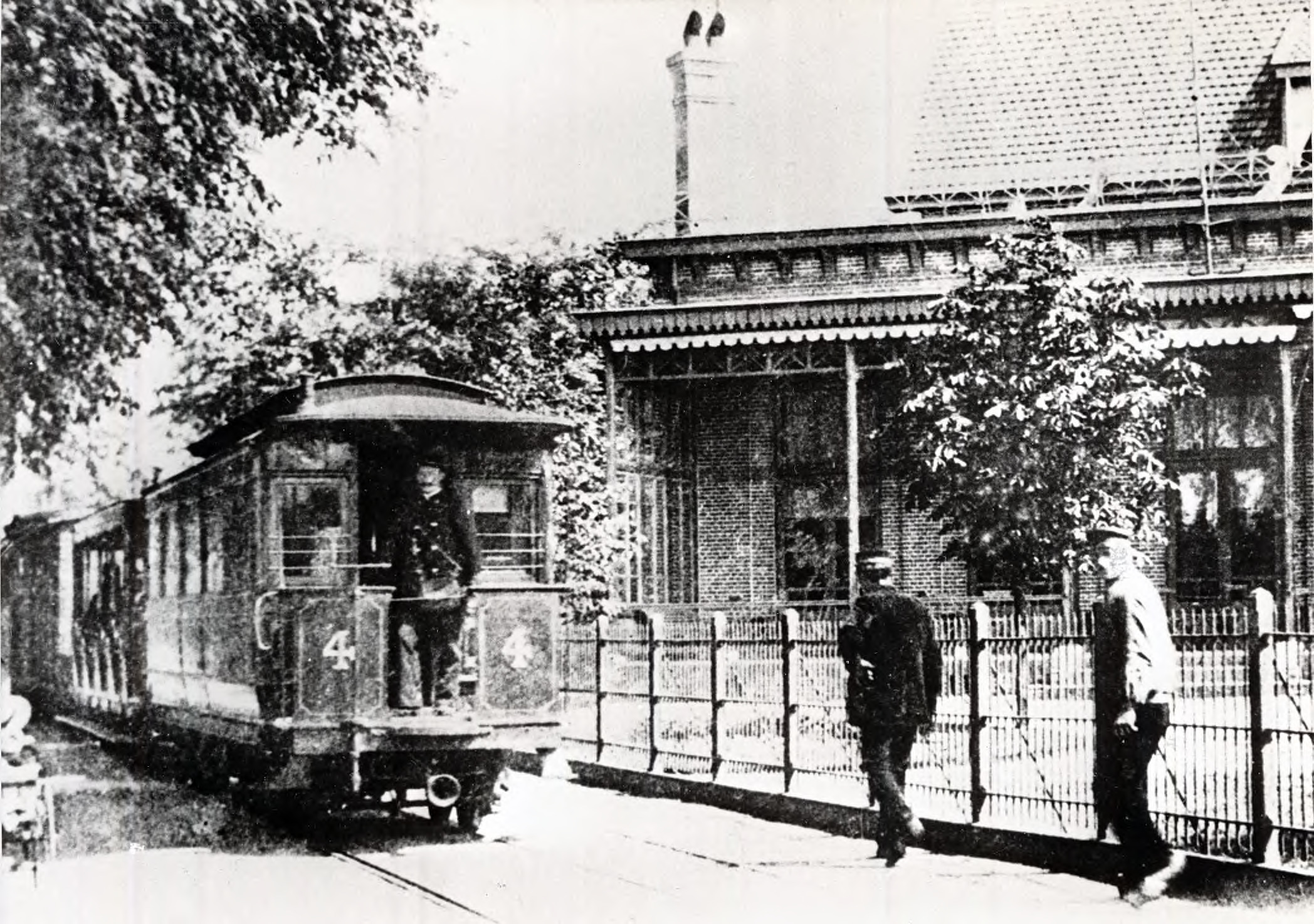 Onbekend, 1916. Stoomtram MET op wisselplaats Voorburg-remise aan de Achterweg, op weg naar Den Haag. (1V1916-2). Gemeentearchief Den Haag.