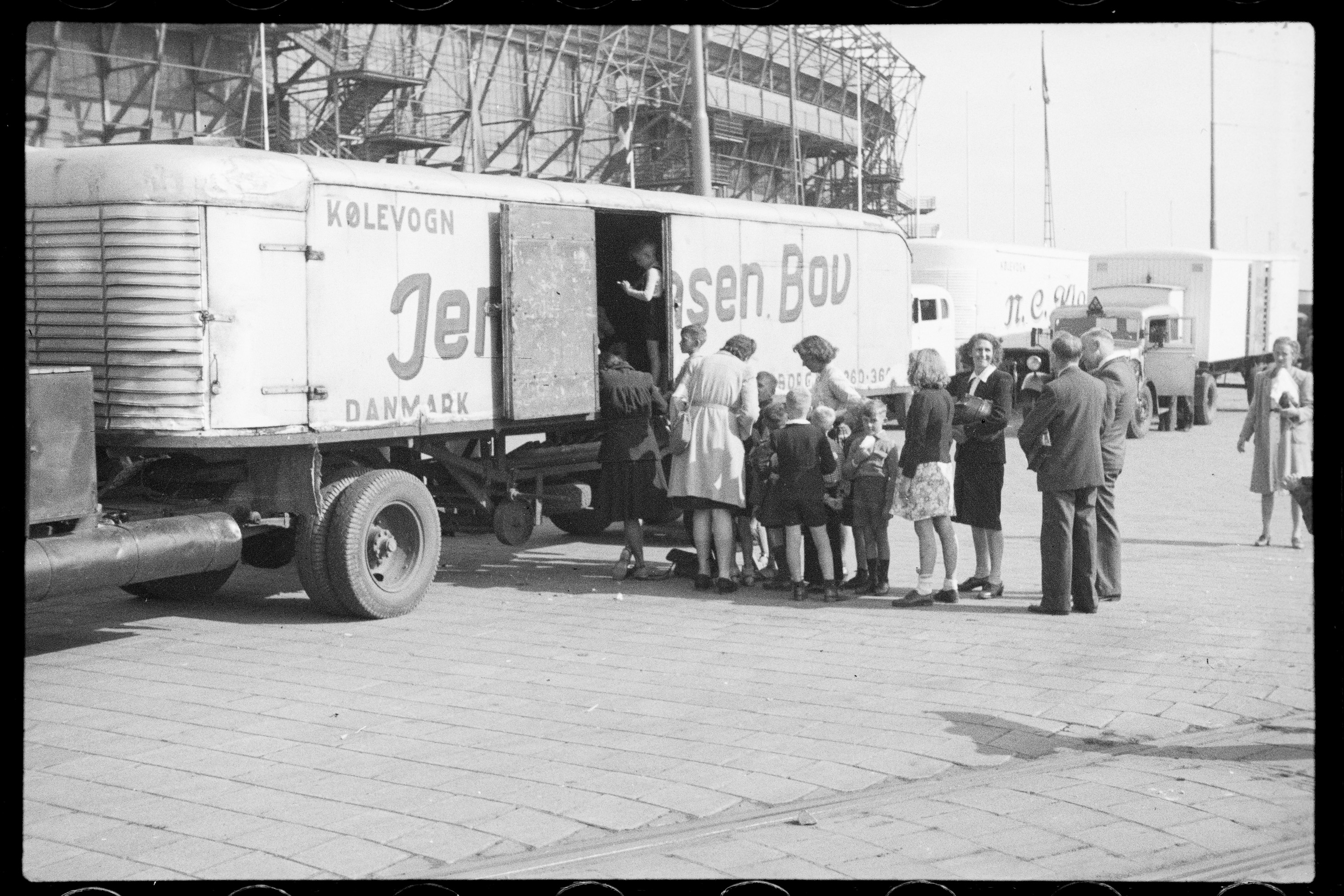 J. van Rhijn, 1944-1945. Vier vermagerde Rotterdamse kinderen tijdens de Hongerwinter. Collectie Historiefoto's (4282 / 1971-2181). Stadsarchief Rotterdam. CC BY 4.0