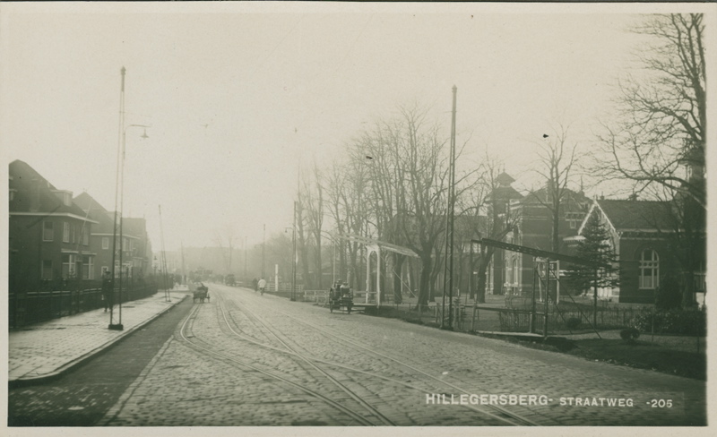 Anoniem, 1930. Straatweg met rechts de uitspanning Lommerijk, Hillegersberg. Prentbriefkaarten verzameld door het Stadsarchief Rotterdam (4029 / PBK-2008-518). Stadsarchief Rotterdam.