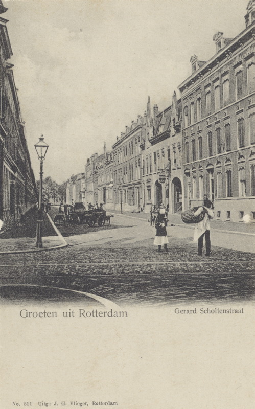 Anoniem, 1914. Gerard Scholtenstraat ter hoogte van de 3e Pijnackerstraat, vanuit het oosten. Prentbriefkaarten verzameld door het Stadsarchief Rotterdam (4029 / PBK-2203). Stadsarchief Rotterdam.