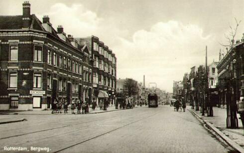 Anoniem, 1938. Bergweg met links de Van den Hoonaardstraat. Prentbriefkaarten verzameld door het Stadsarchief Rotterdam (4029 / PBK-7908). Stadsarchief Rotterdam.