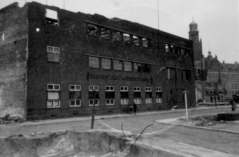 Anoniem, 1940. Puinresten na het bombardement van 14 mei 1940, Inrichting voor Doofstommenonderwijs aan de Ammanstraat. Fotocollectie algemeen deel 1 (4100 / 1979-1401). Stadsarchief Rotterdam.