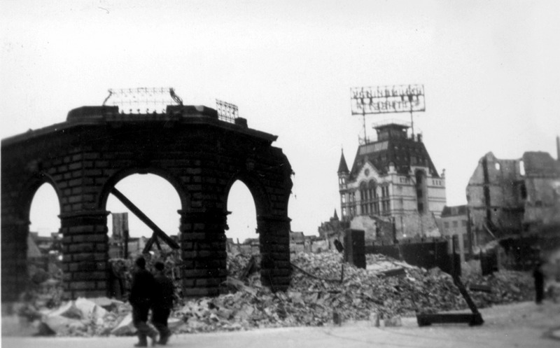 Anoniem, 1940. Gezicht op de Oudehavenkade met het verwoeste gebouw Plan C, op de achtergrond het Witte Huis. Fotocollectie algemeen deel 1 (4100 / 2001-1897). Stadsarchief Rotterdam.