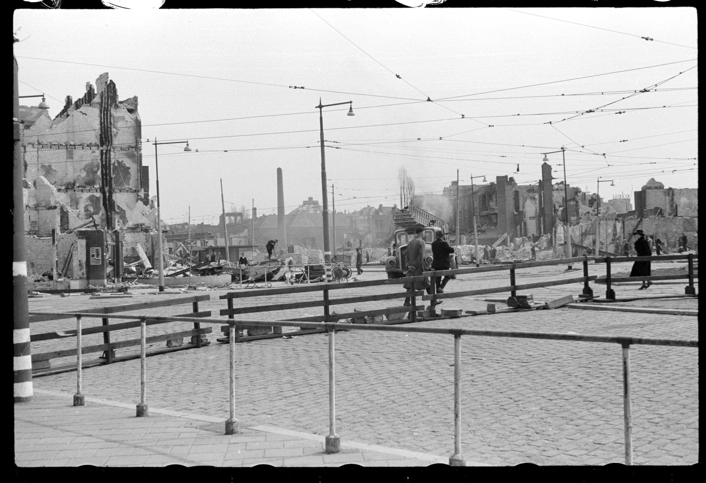 H.F. Grimeijer, april 1943. Bombardement op Rotterdam West, het getroffen gebied tussen Hudsonstraat en Schiedamseweg gezien vanaf het Marconiplein. Collectie H.F. Grimeijer (4156 / 1980-5378). Stadsarchief Rotterdam. CC BY 4.0
