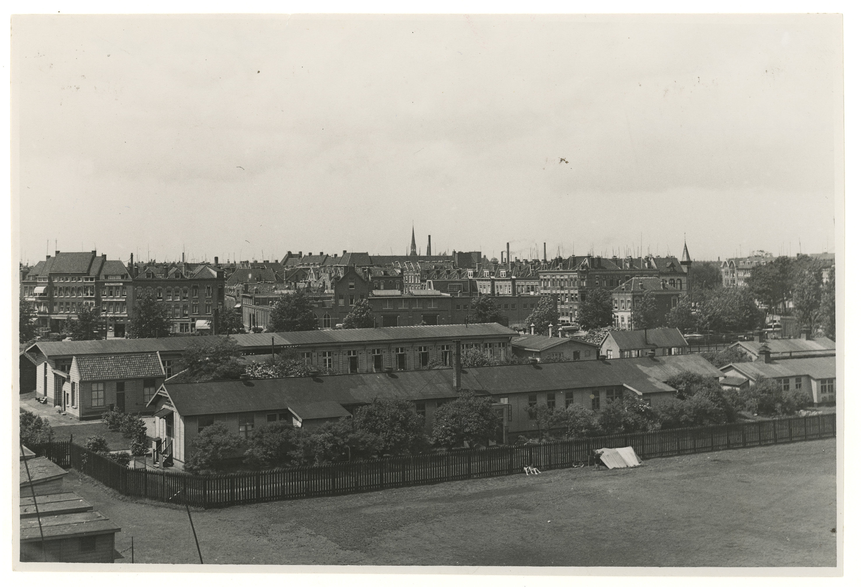 Fototechnische Dienst Rotterdam, 1935. Het hulpziekenhuis aan de Linker Rottekade, ziekenhuisbarakken op het Schuttersveld uit het oosten. Topografie Rotterdam (4202 / XIX-29). Stadsarchief Rotterdam.