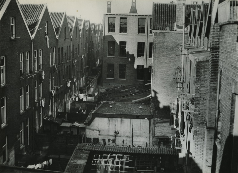 Fototechnische Dienst Rotterdam, 1948. Pleretstraat, achterzijde van huizen op het binnenterrein tussen de Pleretstraat en Van Reynstraat. Topografie Rotterdam (4202 / XXV-530-13-1-TM-2). Stadsarchief Rotterdam. CC BY 4.0